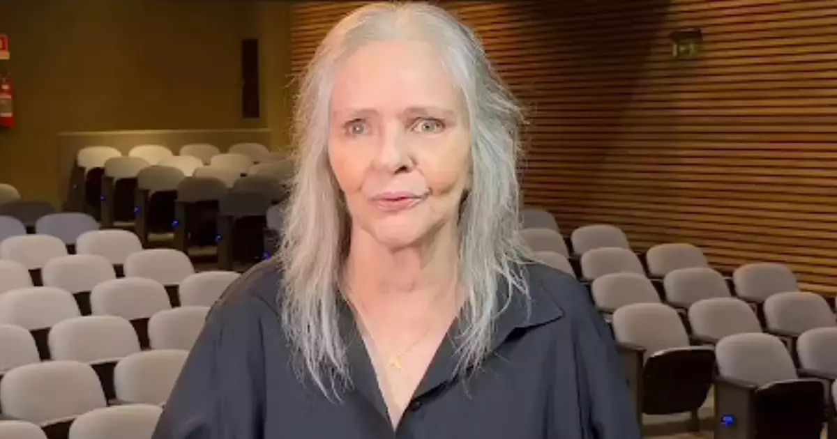 Angela Ro Ro durante apresentação ao piano