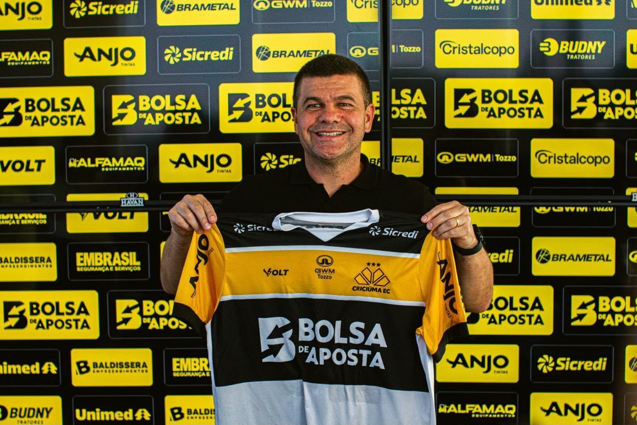 Umberto Louzer durante apresentação oficial no Criciúma