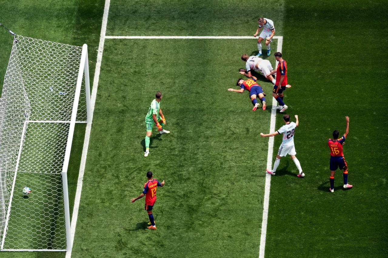 Unai Simon após sofrer gol da Bélgica