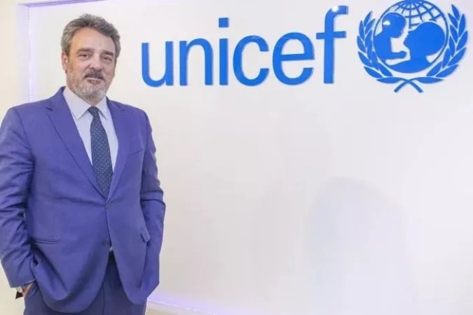 Criança e logo do UNICEF