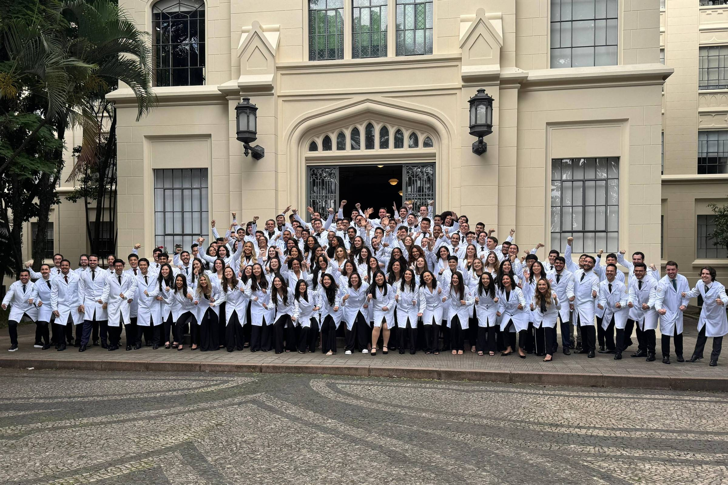 estudantes caminhando em campus universitário