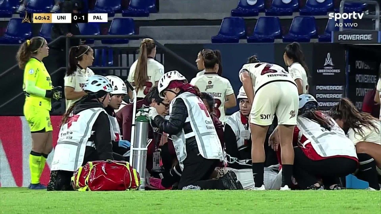 Jogadora do Universitario recebendo atendimento com máscara de oxigênio