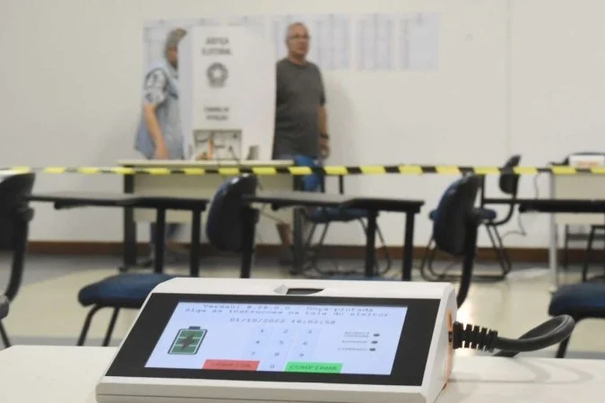 Urna eletrônica sobre mesa de votação
