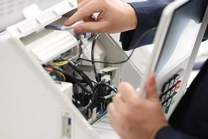 Urna eletrônica aberta com componentes internos