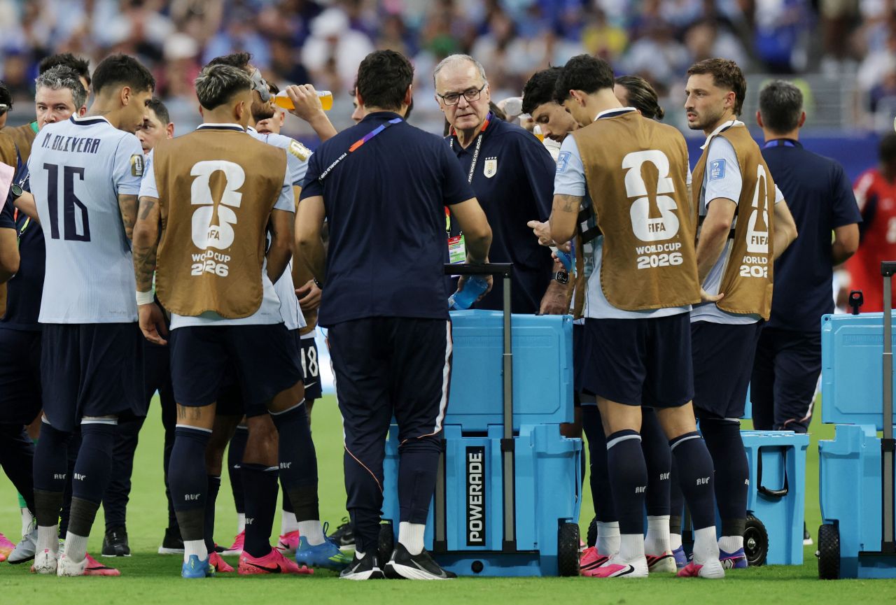 Marcelo Bielsa observa o jogo do banco durante partida do Uruguai