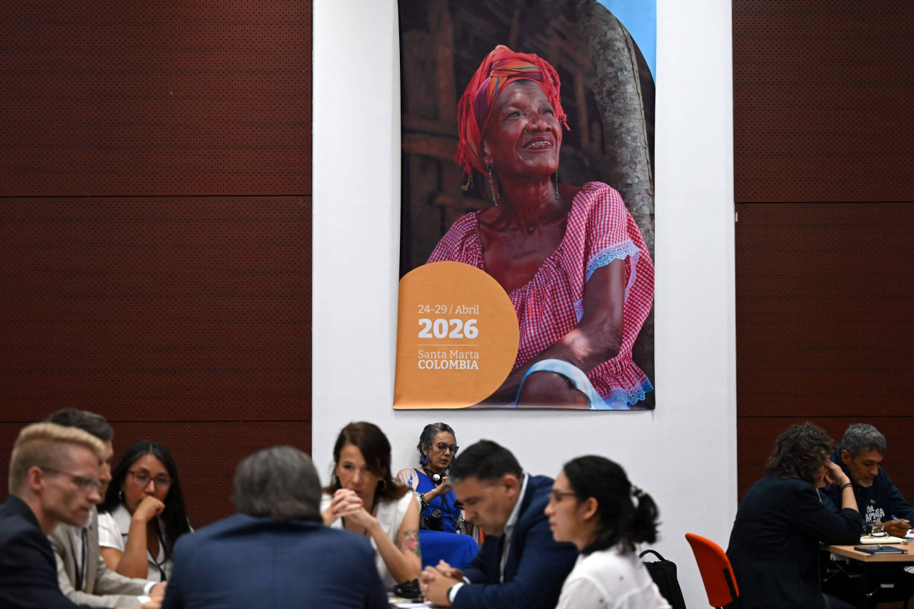 Reunião de cientistas debatendo transição energética