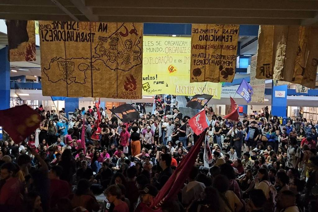 Assembleia estudantil na FFLCH da USP