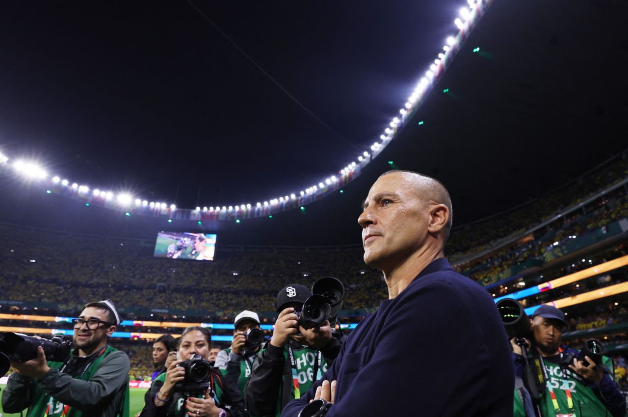 Fabio Cannavaro gesticula no banco durante Uzbequistão x Colômbia no Estádio Azteca