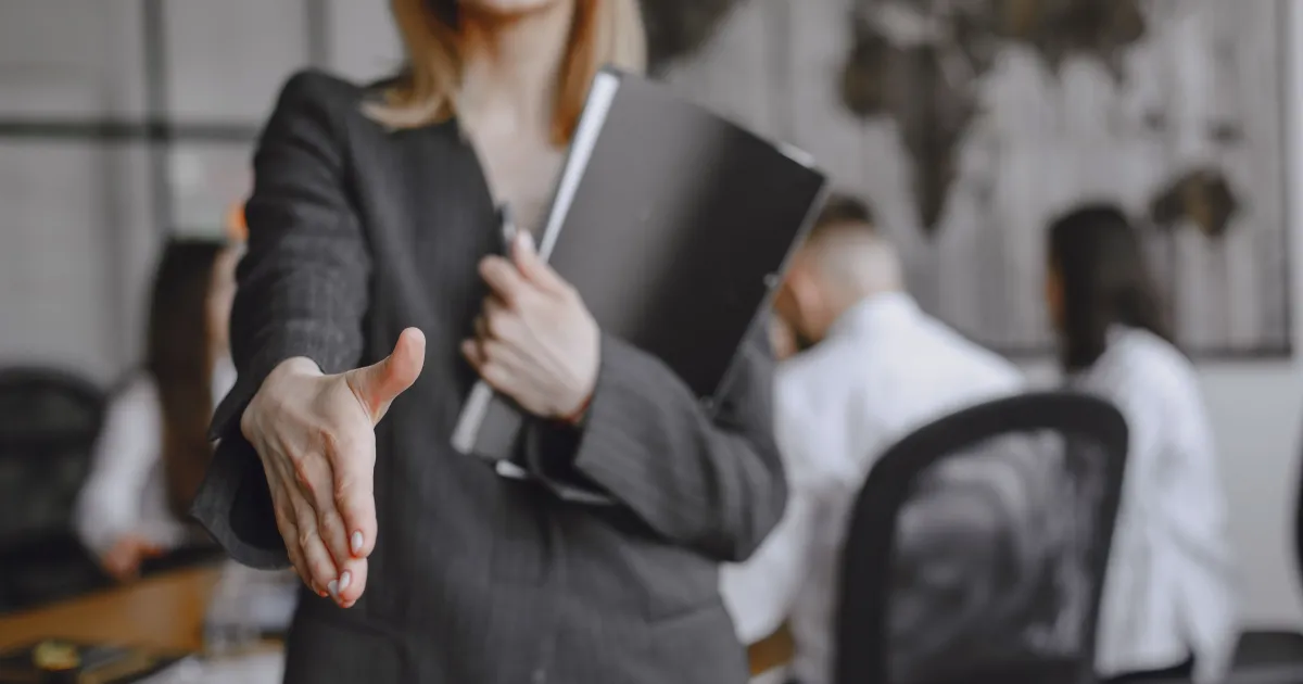 tela com anúncio de vaga PJ e currículos