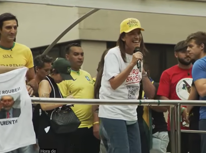 Valéria Bolsonaro durante discurso em ato político na Avenida Paulista com defesa de anistia aos presos do 8 de janeiro