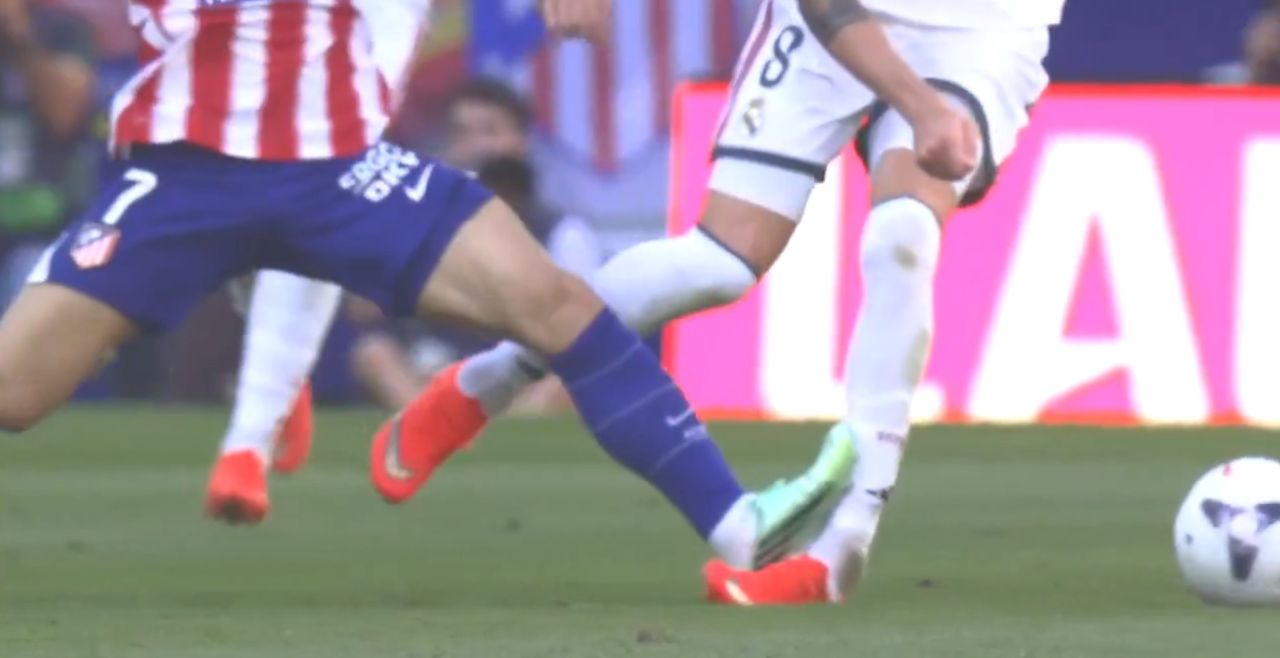 Fede Valverde sendo atendido no gramado após entrada durante Atlético x Real