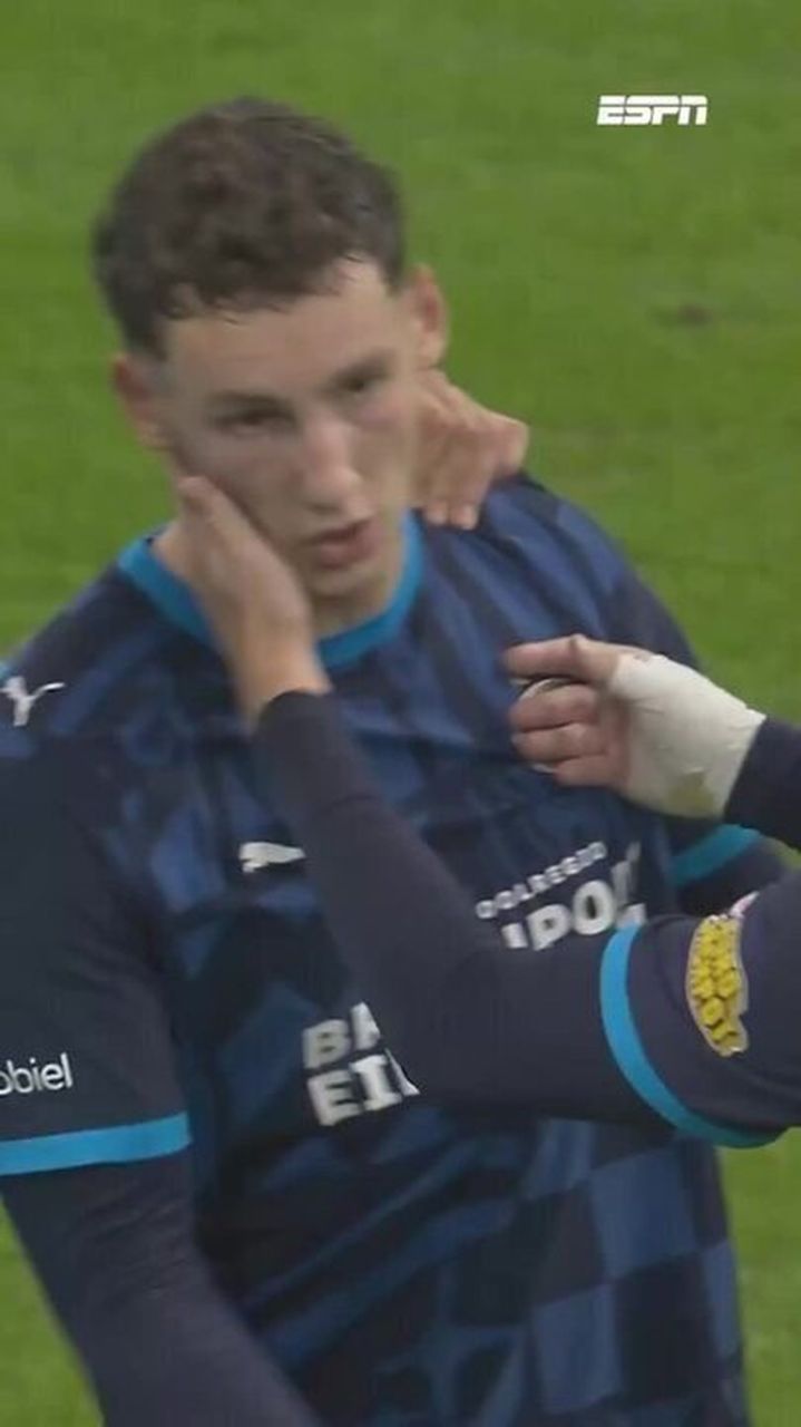 Ruben van Bommel em choque com Aaron Bouwman
