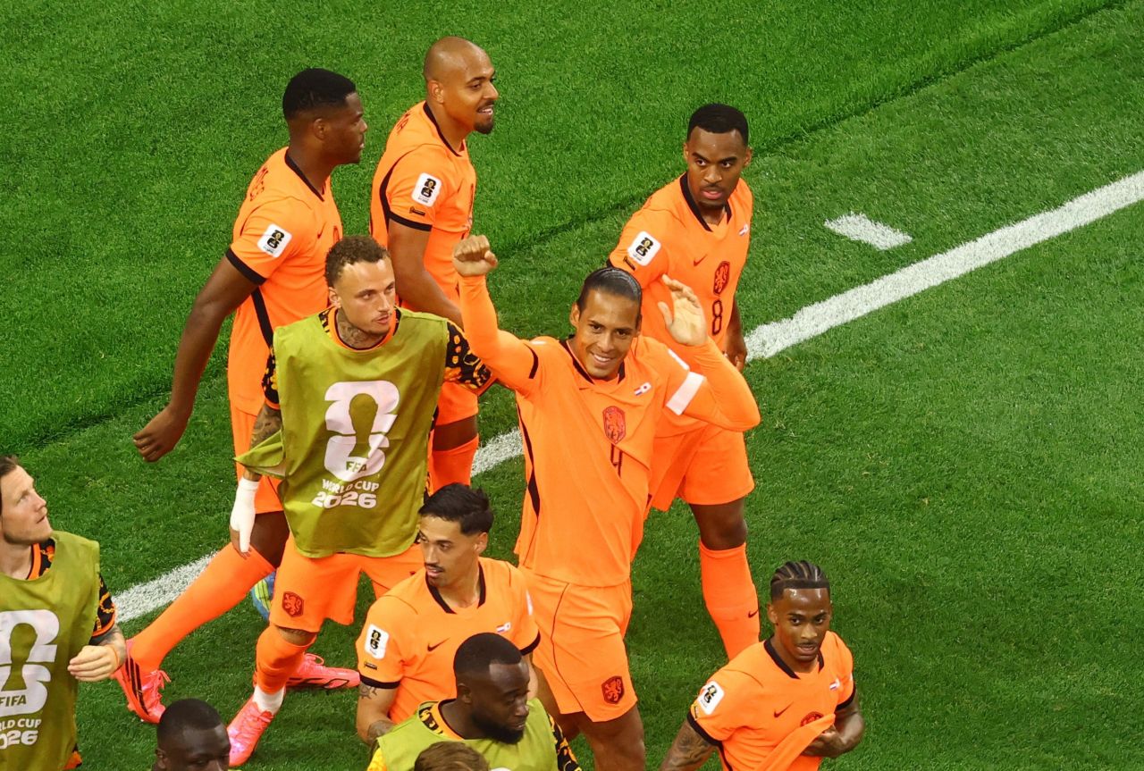 Van Dijk comemorando o gol da Holanda contra o Japão