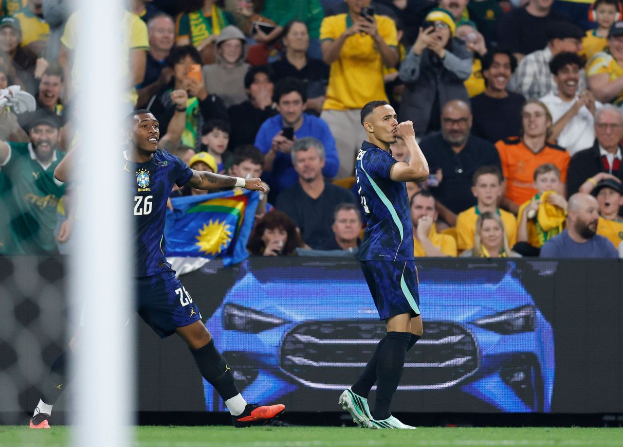 Vanderson comemorando gol com a camisa da seleção brasileira