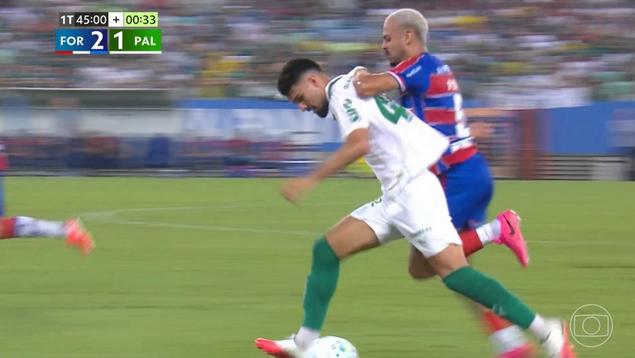 Lance do gol do Fortaleza contestado por falta em Flaco López