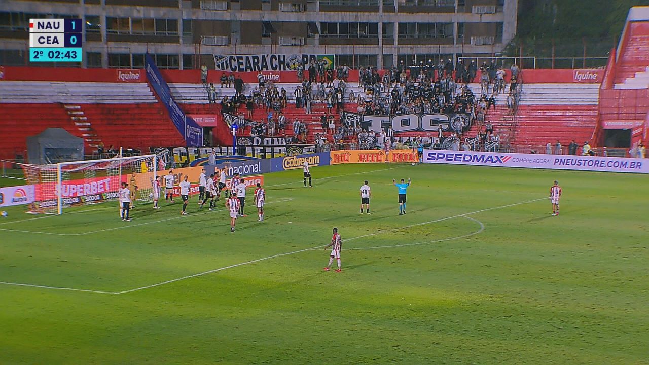 Árbitro e árbitro de vídeo em lance de escanteio