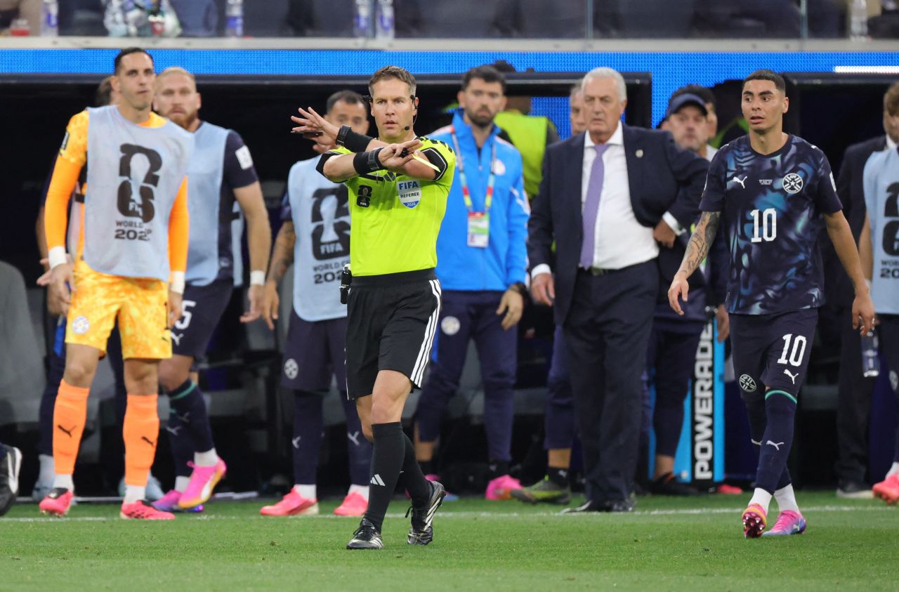 Árbitro aponta para revisão do VAR durante partida entre Estados Unidos e Paraguai