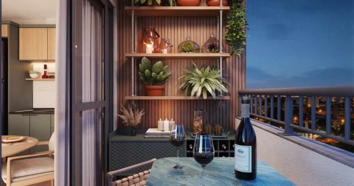 Varanda de apartamento com móveis e plantas