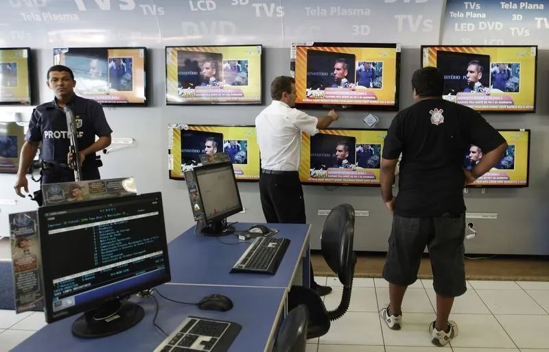 Clientes fazendo compras em loja