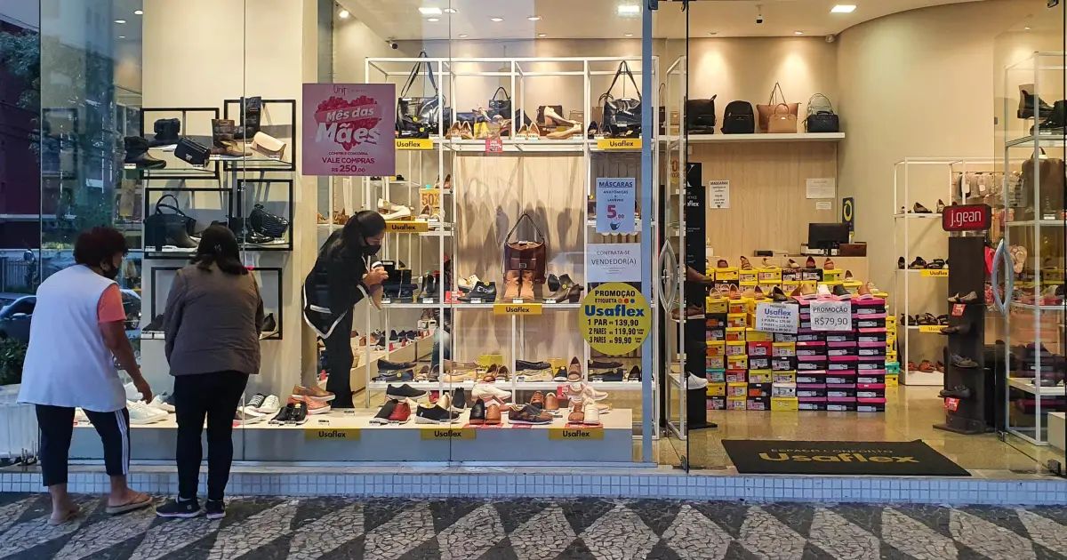 Consumidores em shopping center