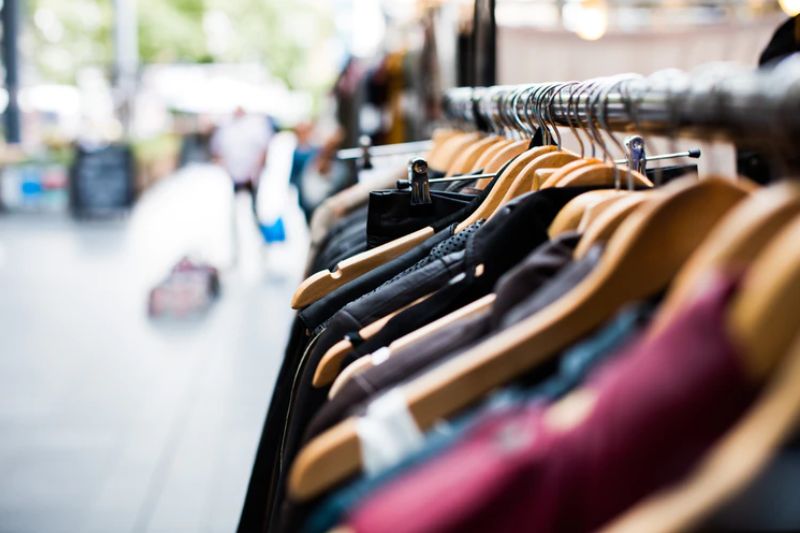 fachada de loja de varejo de moda com vitrine