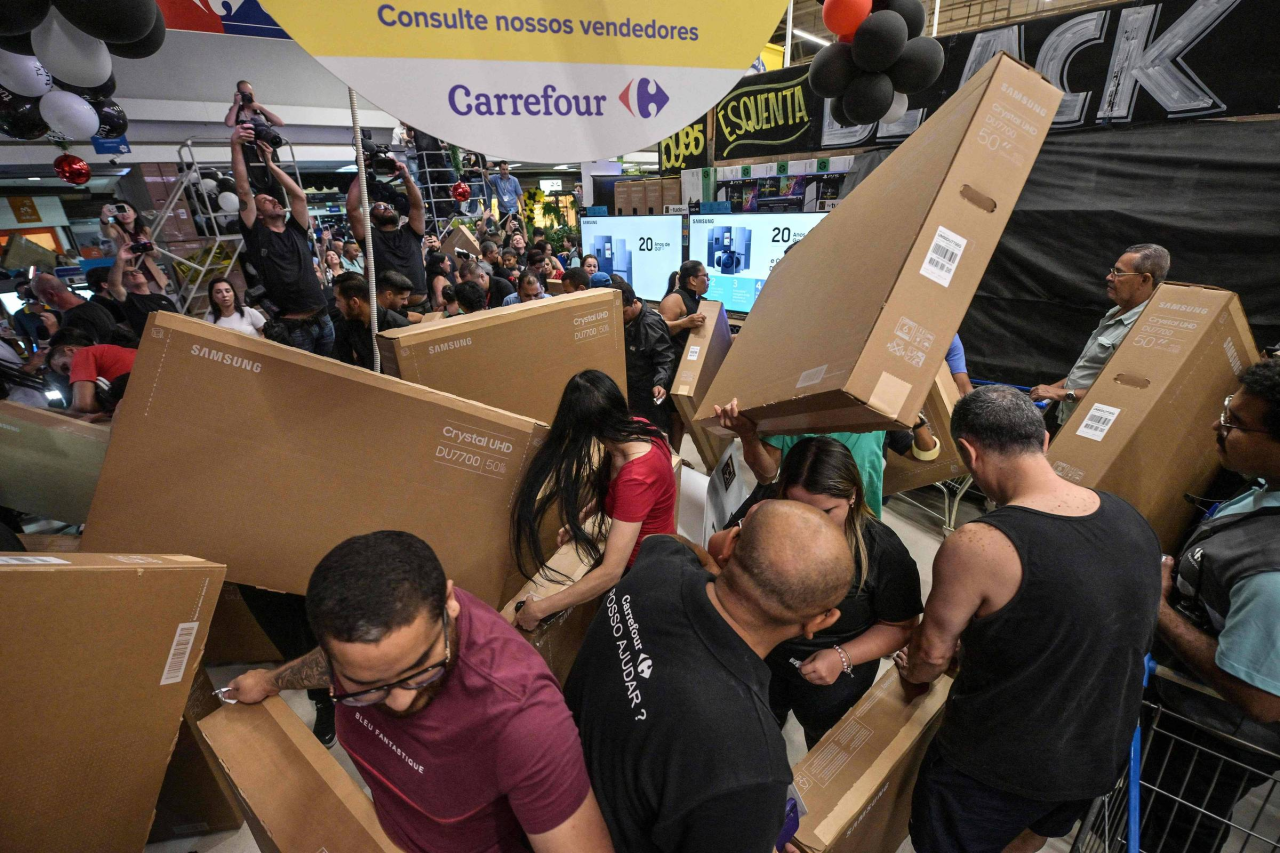 TV 65 polegadas em vitrine de loja de eletroeletrônicos