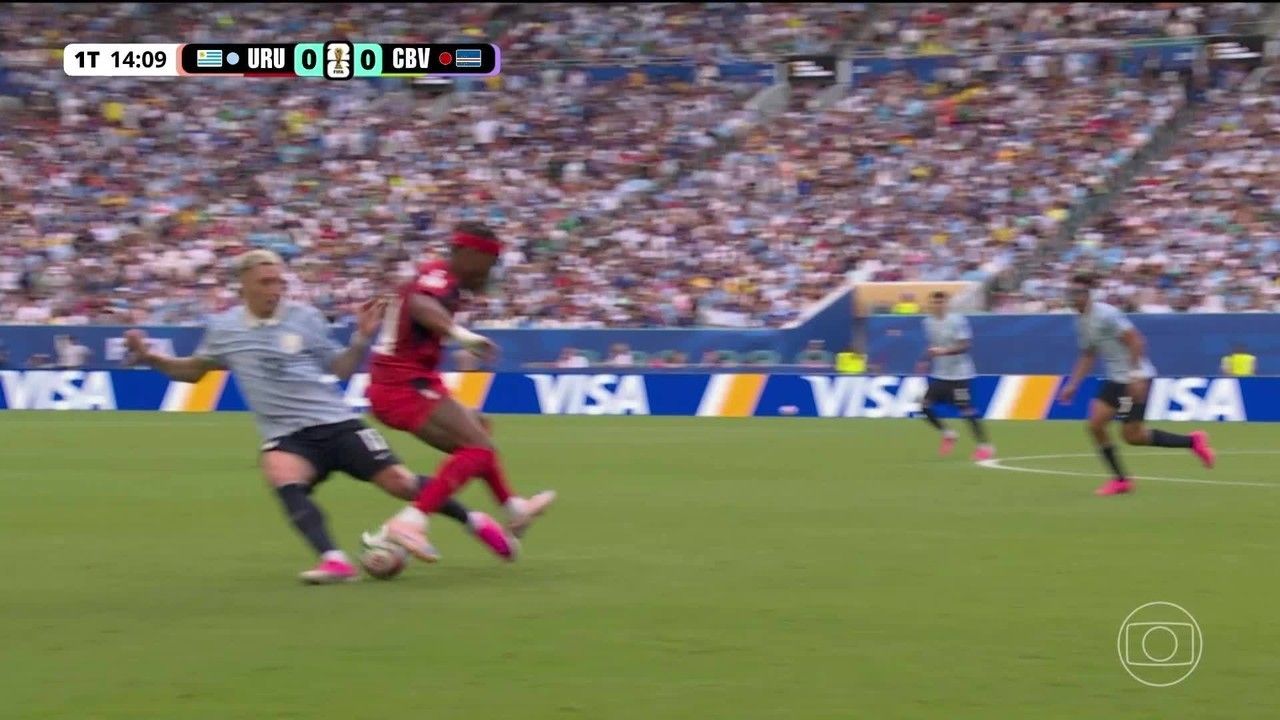 Varela marcado por adversário após sofrer caneta no amistoso entre Uruguai e Cabo Verde