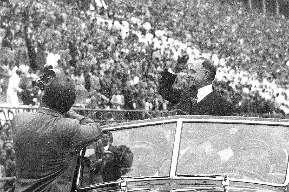 Microfone antigo representando o programa A Voz do Brasil