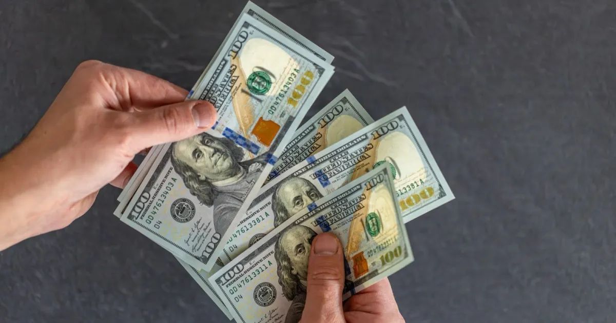 Cédulas de dólar e calculadora