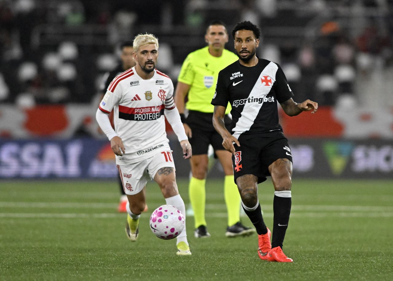 Jogadores do Vasco durante jogo contra o Flamengo no Nilton Santos