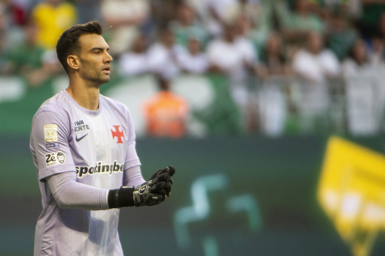 Léo Jardim lamenta após gol sofrido pelo Vasco contra o Palmeiras
