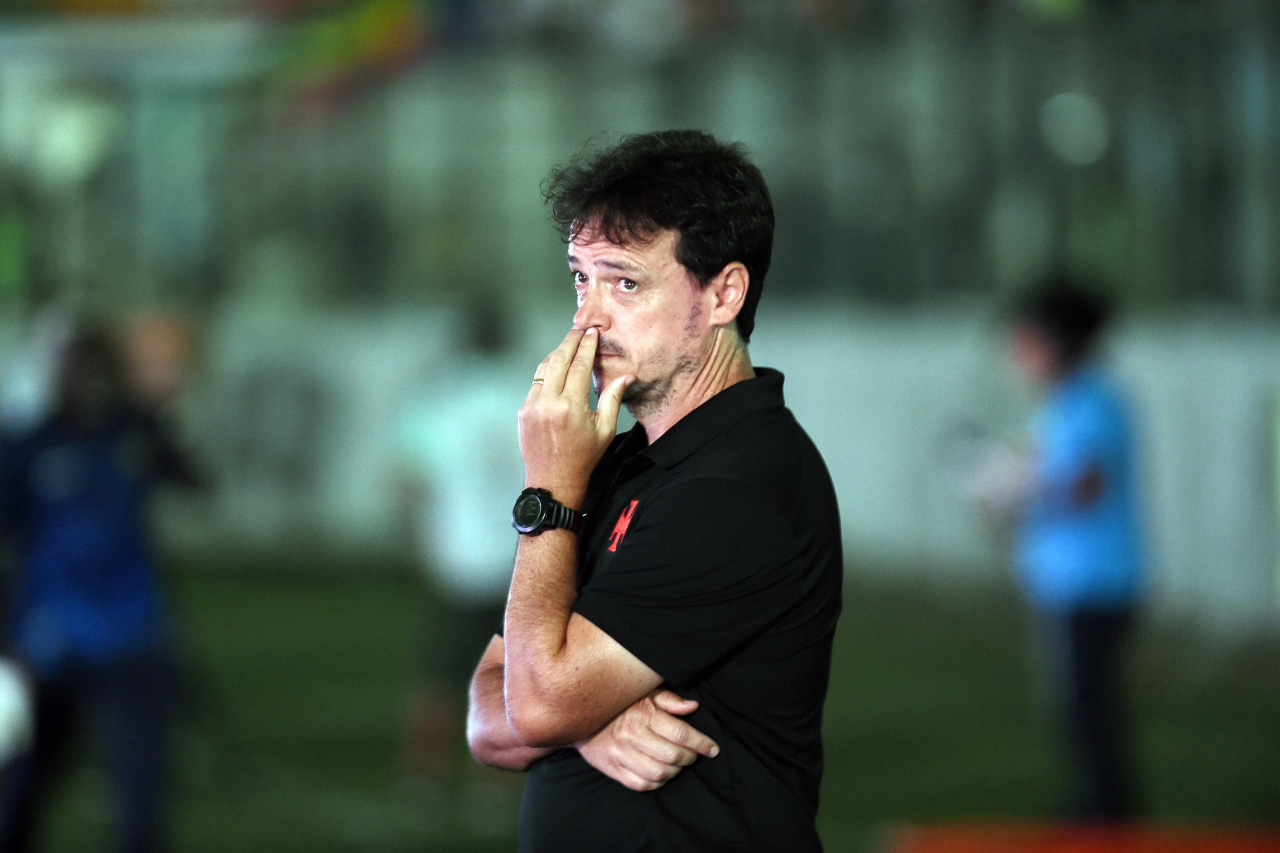 Renato Gaúcho orientando jogadores do Vasco durante jogo