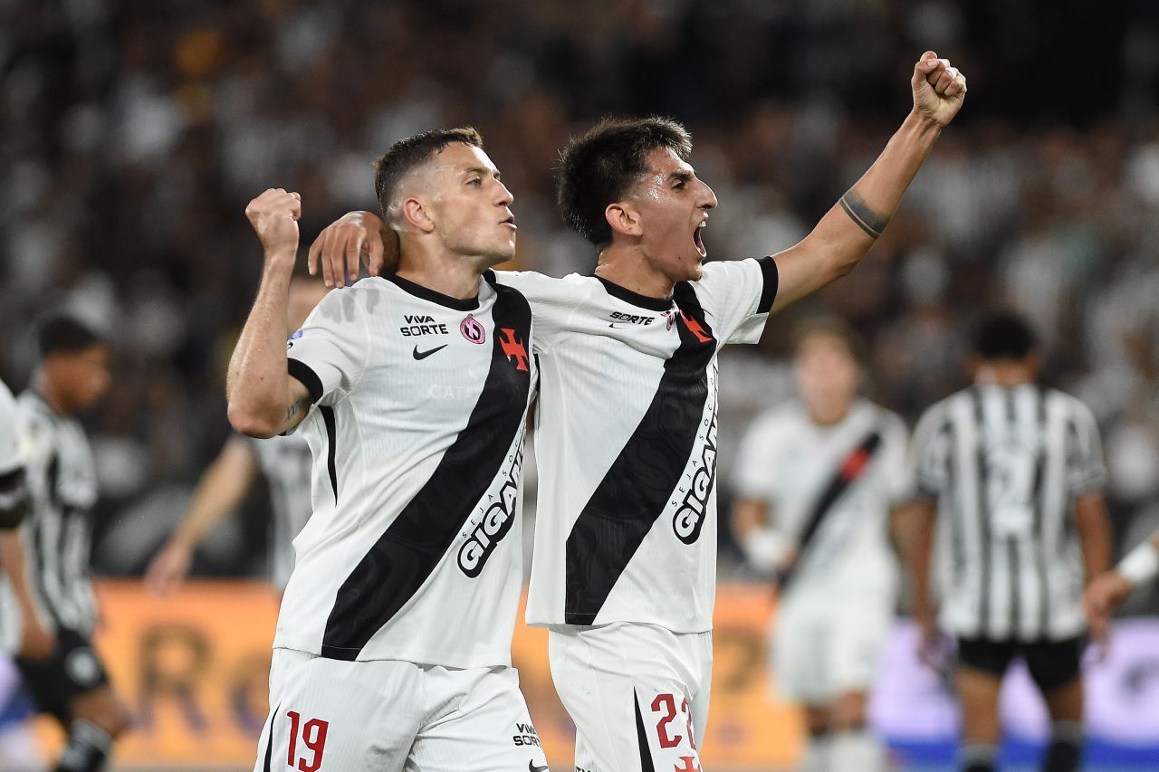 Jogadores do Vasco comemoram gol no Nilton Santos