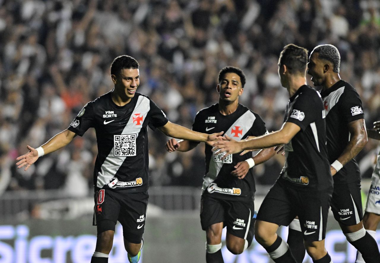 Rojas comemora gol em Sao Januario
