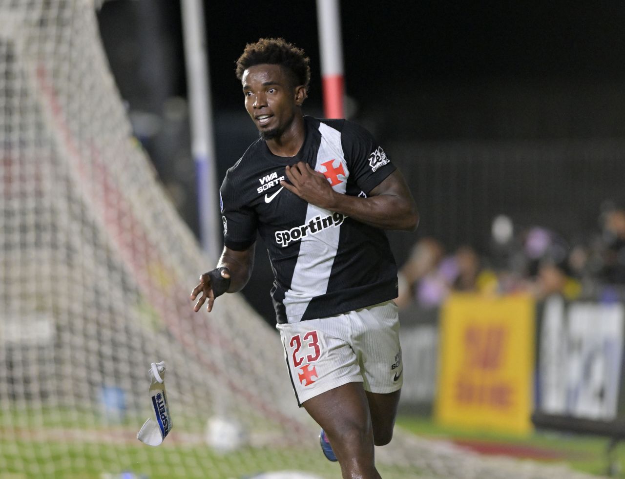 Thiago Mendes comemorando gol do Vasco