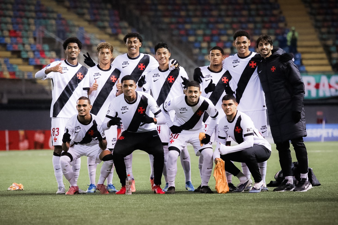 Jogadores do Vasco sub-20 comemoram gol em São Januário