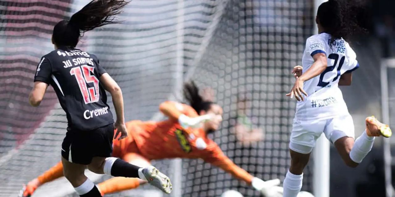 Jogadoras do Vasco comemorando o título em São Januário