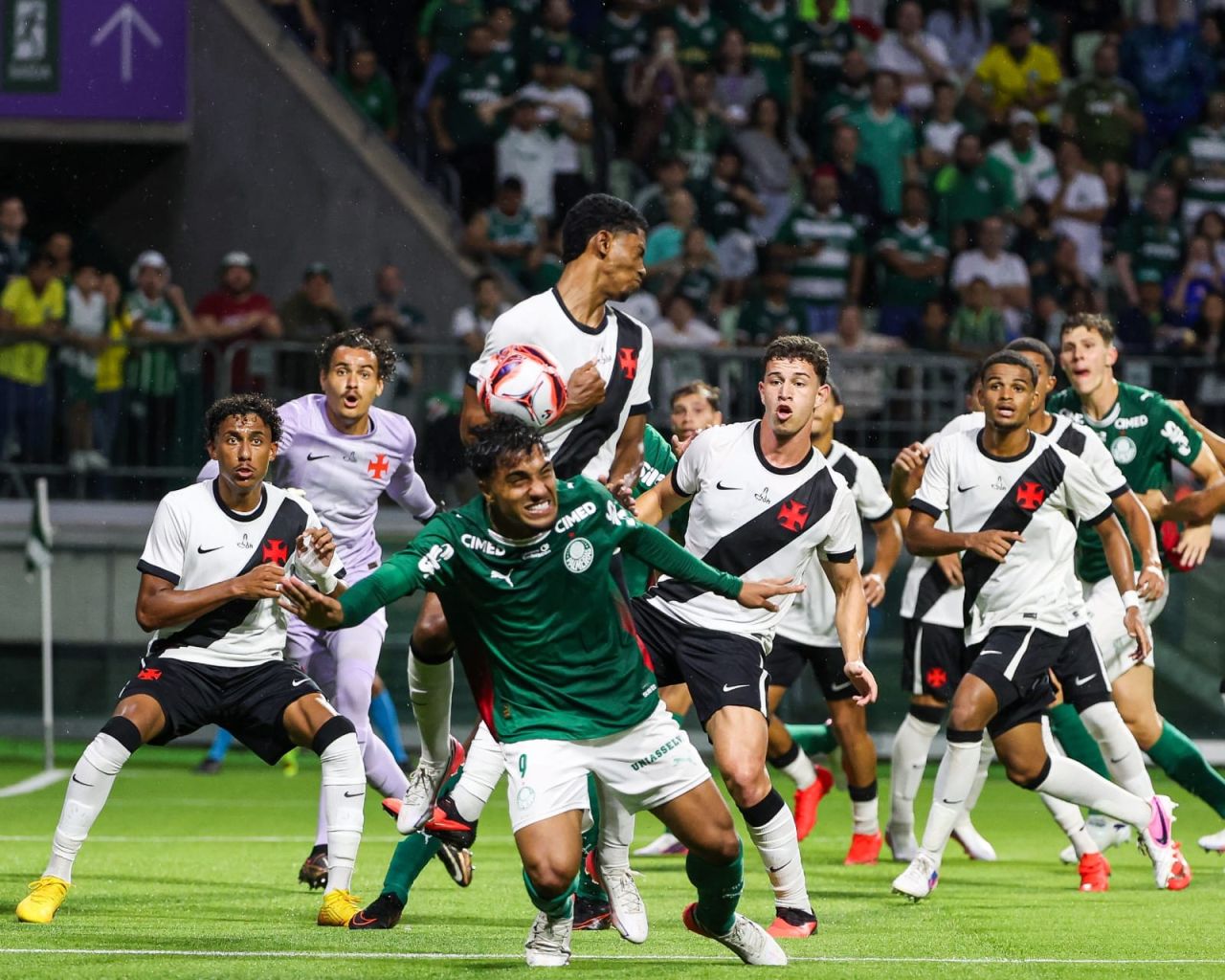Andrey comemora gol pelo Vasco
