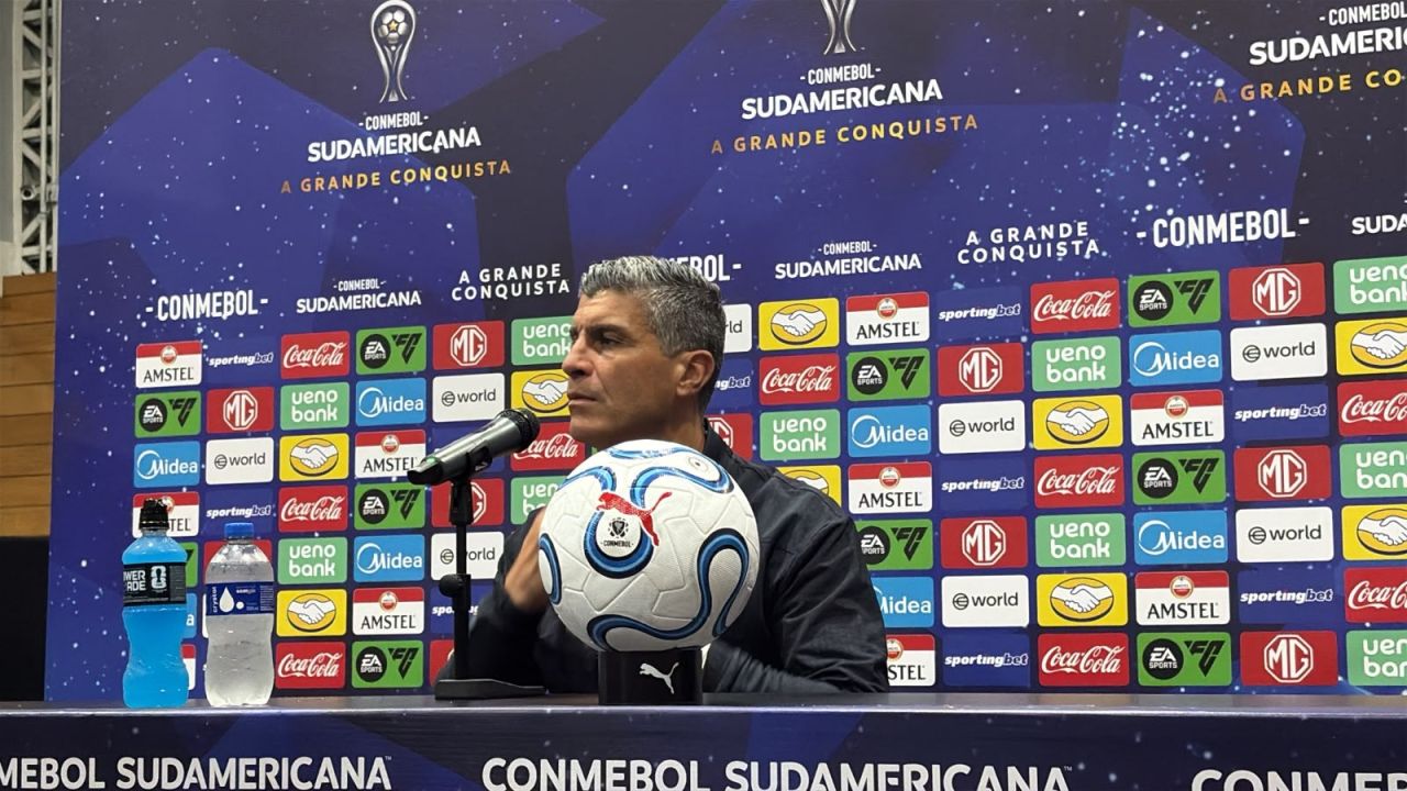 Pedro Emanuel na coletiva após jogo
