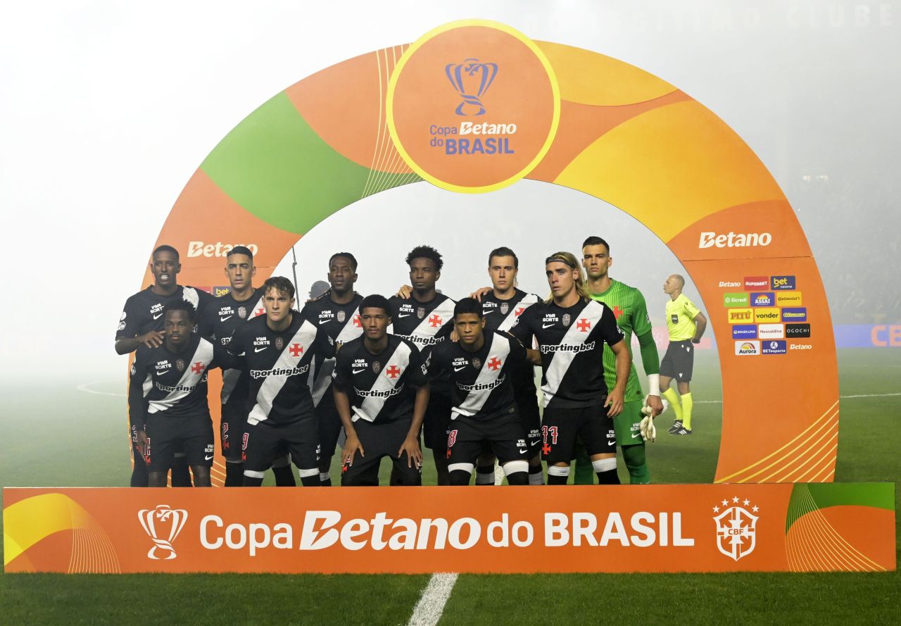 Jogadores do Vasco comemoram gol em São Januário