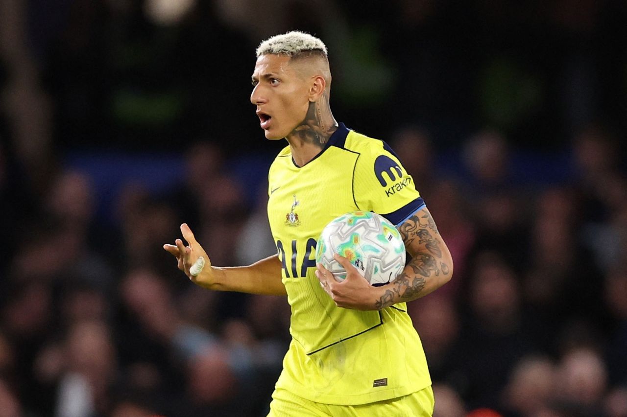 Richarlison com a camisa do Tottenham em jogo