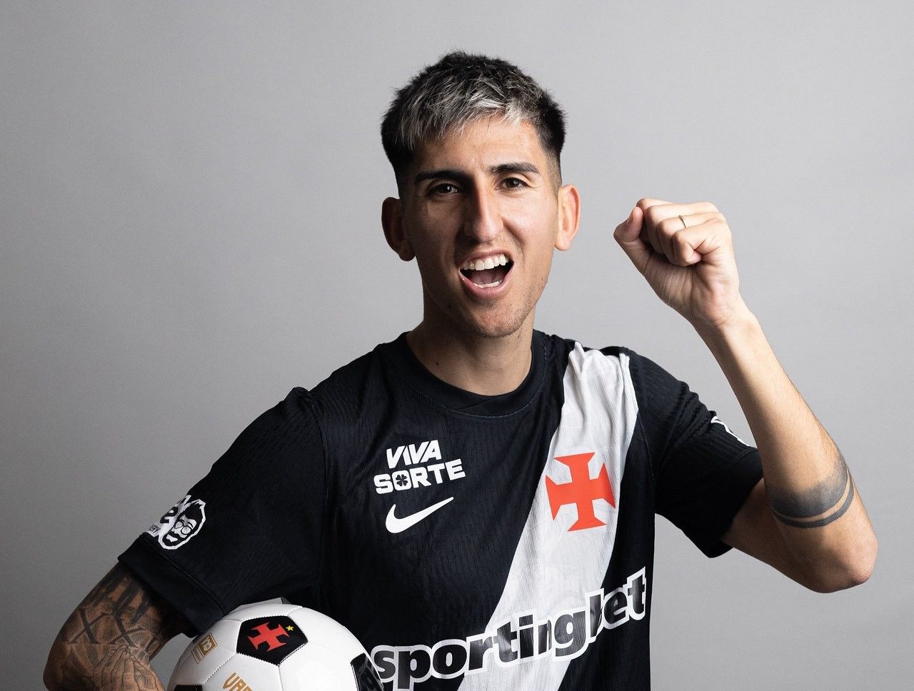 Alan Lescano com a camisa do Vasco