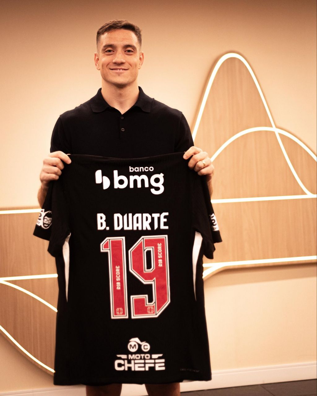 Bruno Duarte assinando contrato com o Vasco