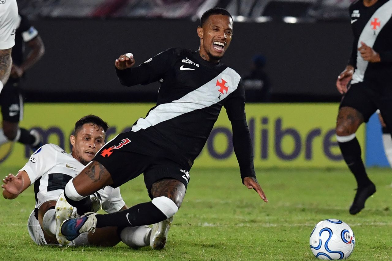 Tchê Tchê em ação contra o Olimpia