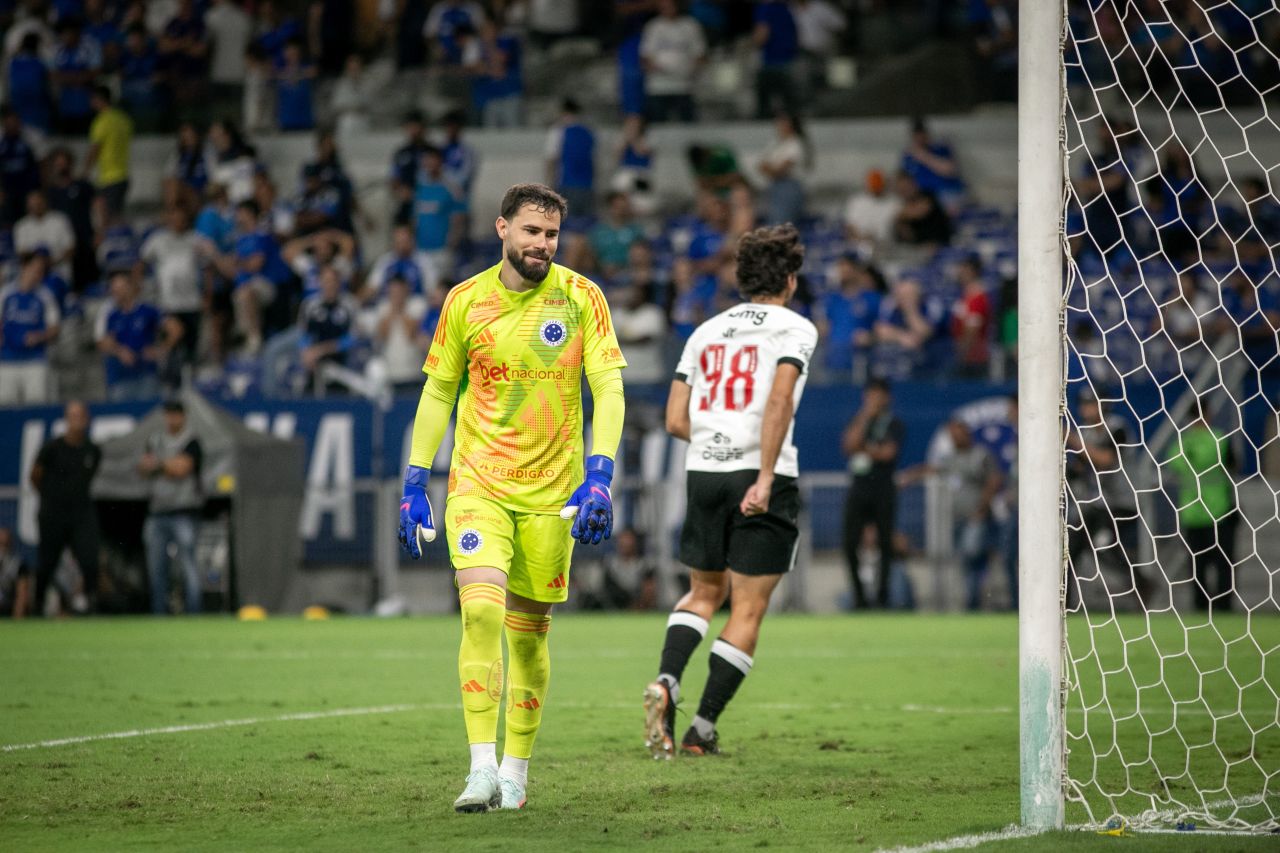 Jogadores de Vasco e Cruzeiro em disputa de bola em São Januário