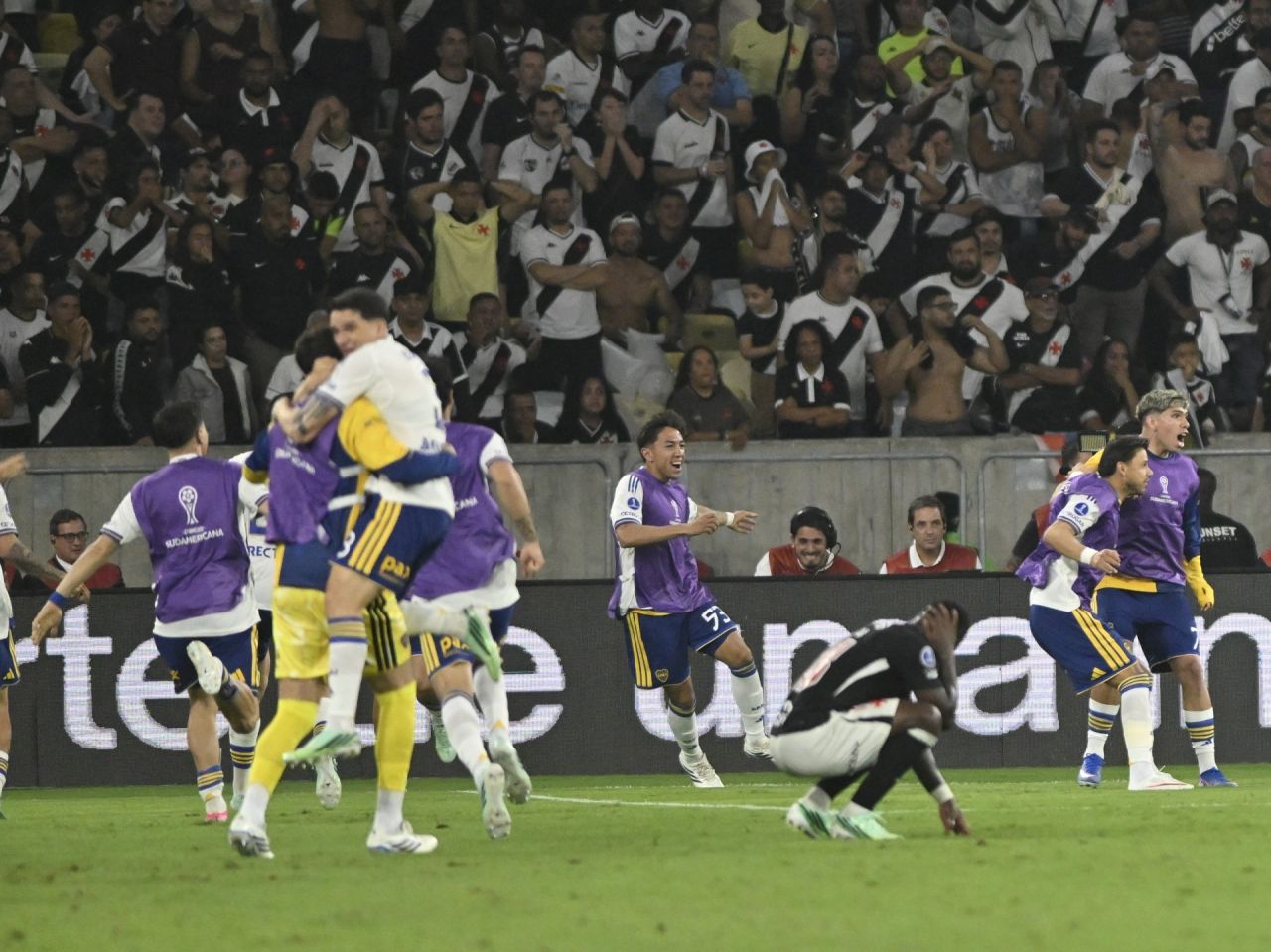 Jogadores do Boca comemoram terceiro gol sobre o Vasco no Maracanã