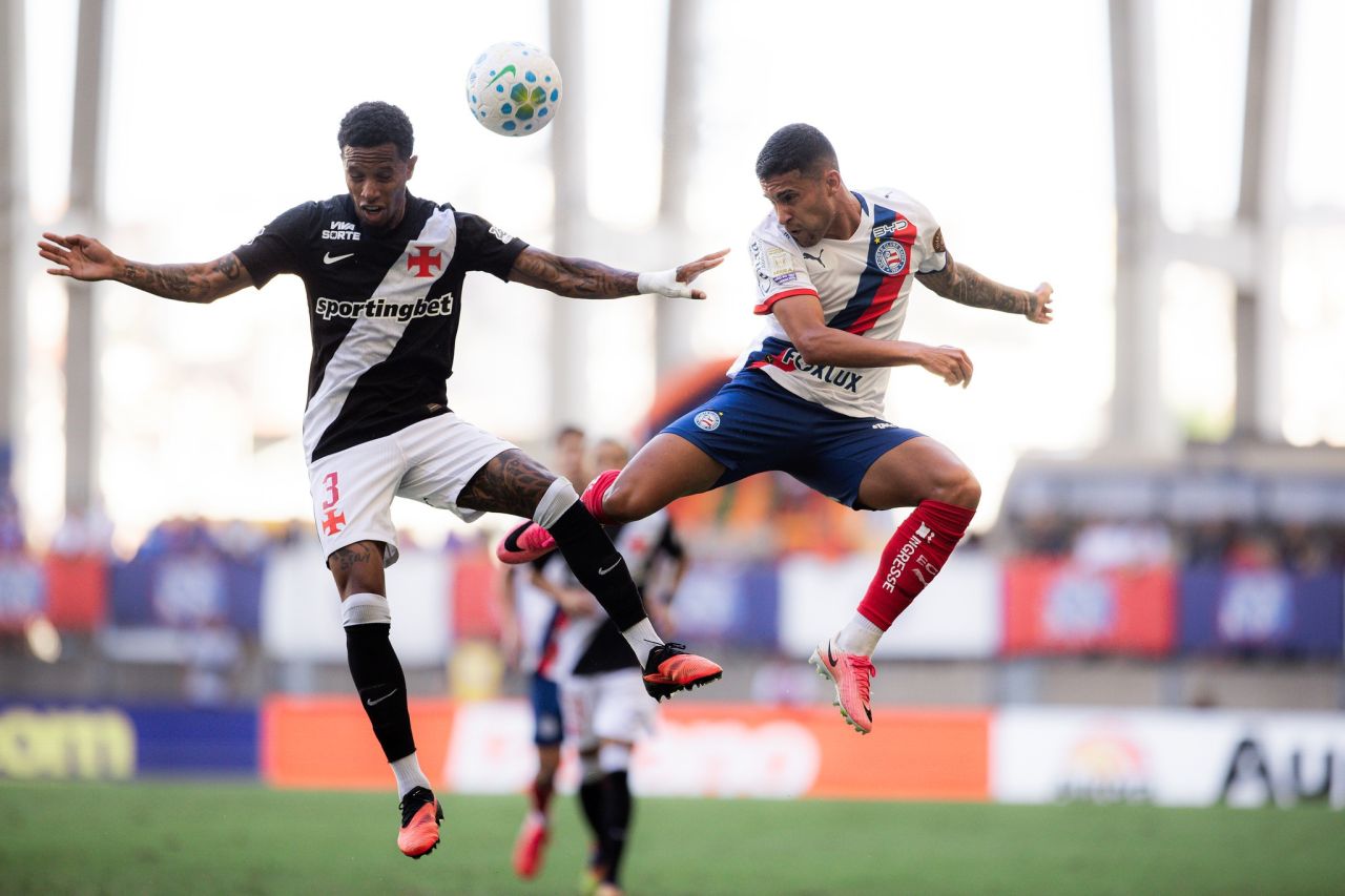 Jogadores do Vasco na Arena Fonte Nova durante disputa de bola