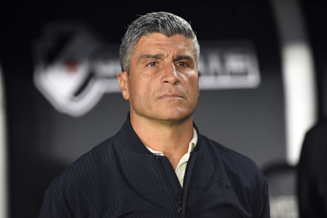 Pedro Emanuel gesticula em São Januário durante Vasco x Remo