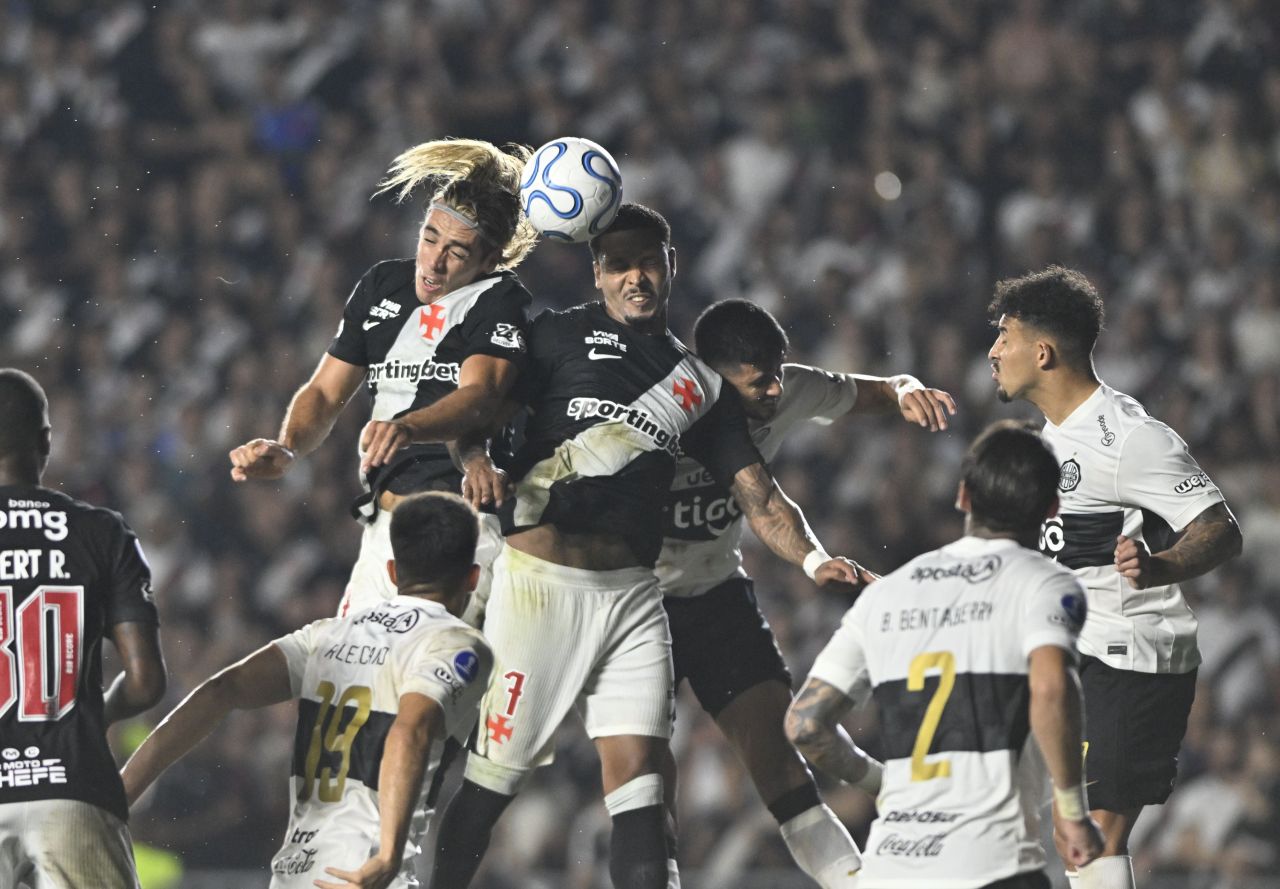 Jogadores do Vasco frustrados durante o empate com o Olimpia