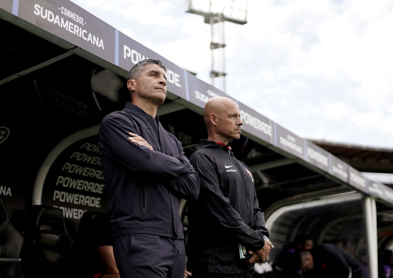 Pedro Emanuel no banco de reservas durante o jogo em Bogotá